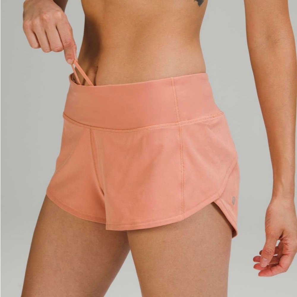 Lululemon Speed Up Low-Rise Short 2.5"
Pink Savannah size 8